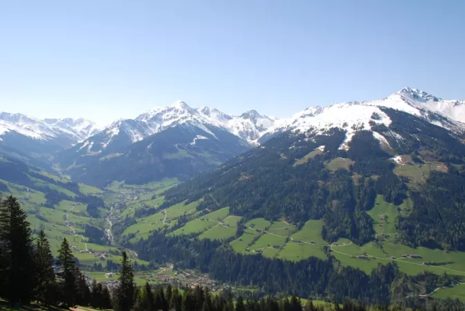 Blick in das Alpbachtal im Frühjahr von unterhalb der Bischofer-Alm aus. Foto: 12.05.2008.
